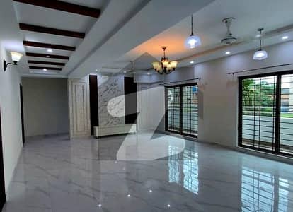 عسکری 11 ۔ سیکٹر بی اپارٹمنٹس عسکری 11,عسکری,لاہور میں 4 کمروں کا 12 مرلہ فلیٹ 3.3 کروڑ میں برائے فروخت۔