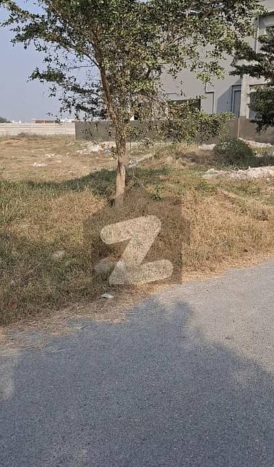 ڈی ایچ اے فیز 7 - بلاک ایکس فیز 7,ڈیفنس (ڈی ایچ اے),لاہور میں 1 کنال رہائشی پلاٹ 3.95 کروڑ میں برائے فروخت۔