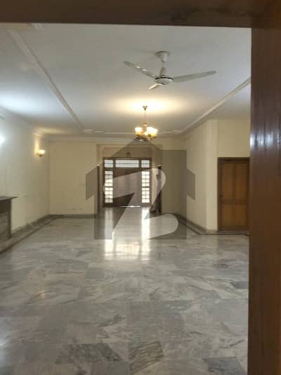 ایف ۔ 11 اسلام آباد میں 4 کمروں کا 2 کنال بالائی پورشن 2.7 لاکھ میں کرایہ پر دستیاب ہے۔