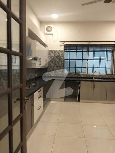 ایف ۔ 11 اسلام آباد میں 5 کمروں کا 13 مرلہ مکان 3.7 لاکھ میں کرایہ پر دستیاب ہے۔