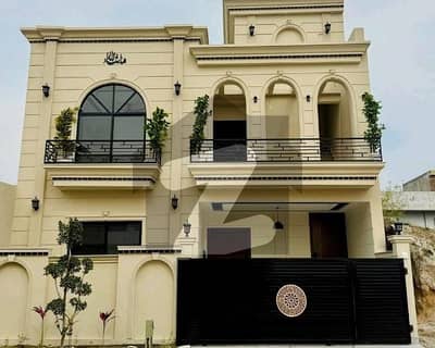 ایم پی سی ایچ ایس - بلاک ای ایم پی سی ایچ ایس ۔ ملٹی گارڈنز,بی ۔ 17,اسلام آباد میں 4 کمروں کا 8 مرلہ مکان 4.15 کروڑ میں برائے فروخت۔