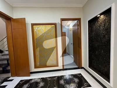 400 Yards Like New Independent Luxury Upper Portion For Rent