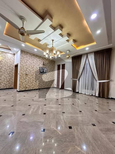 ازمیر ٹاؤن لاہور میں 6 کمروں کا 2 کنال مکان 18.0 کروڑ میں برائے فروخت۔