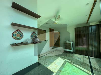 1 Room Attached Washroom For Rent Near Emporium Mall(Only For Females or Families)