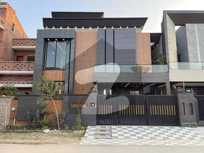 رائل آرچرڈ ملتان پبلک سکول روڈ,ملتان میں 5 کمروں کا 10 مرلہ مکان 3.7 کروڑ میں برائے فروخت۔