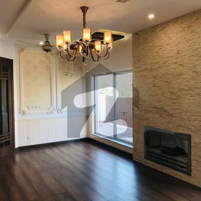 ڈی ایچ اے فیز 8 ڈیفنس (ڈی ایچ اے),لاہور میں 4 کمروں کا 10 مرلہ مکان 3.7 کروڑ میں برائے فروخت۔