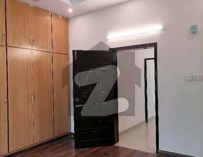 علامہ اقبال ٹاؤن لاہور میں 5 کمروں کا 10 مرلہ مکان 1.75 لاکھ میں کرایہ پر دستیاب ہے۔