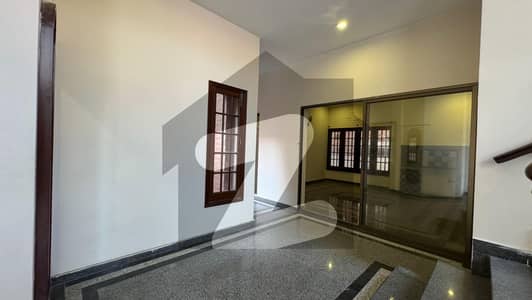 2 KANAL HOUSE AVAILABLE FOR COMMERCIAL AND RESIDENTIAL USE NEAR MASJID CHOWK