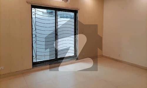 علامہ اقبال ٹاؤن لاہور میں 5 کمروں کا 1 کنال مکان 2.5 لاکھ میں کرایہ پر دستیاب ہے۔