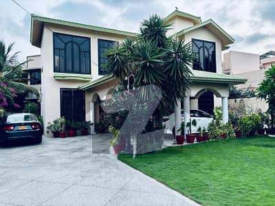 ڈی ایچ اے فیز 8 ڈی ایچ اے ڈیفینس,کراچی میں 4 کمروں کا 2 کنال بالائی پورشن 4.5 لاکھ میں کرایہ پر دستیاب ہے۔