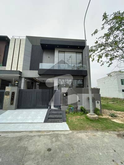 ڈی ایچ اے 9 ٹاؤن ڈیفنس (ڈی ایچ اے),لاہور میں 4 کمروں کا 5 مرلہ مکان 2.9 کروڑ میں برائے فروخت۔