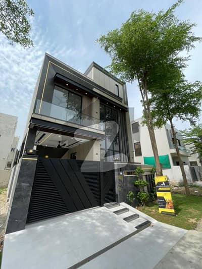 ڈی ایچ اے 9 ٹاؤن ڈیفنس (ڈی ایچ اے),لاہور میں 4 کمروں کا 5 مرلہ مکان 3.1 کروڑ میں برائے فروخت۔