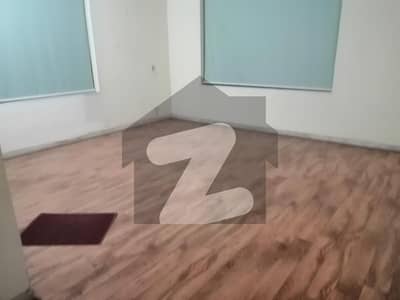 گلبرگ لاہور میں 2 مرلہ دفتر 75.0 ہزار میں کرایہ پر دستیاب ہے۔