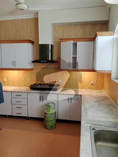 بحریہ انکلیو - سیکٹر سی 1 بحریہ انکلیو,بحریہ ٹاؤن,اسلام آباد میں 5 کمروں کا 10 مرلہ مکان 1.5 لاکھ میں کرایہ پر دستیاب ہے۔