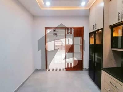 ائیر لائن ہاؤسنگ سوسائٹی لاہور میں 6 کمروں کا 1 کنال مکان 6.5 کروڑ میں برائے فروخت۔