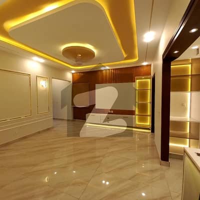 بخاری کمرشل ایریا ڈی ایچ اے فیز 6,ڈی ایچ اے ڈیفینس,کراچی میں 3 کمروں کا 8 مرلہ فلیٹ 2.1 لاکھ میں کرایہ پر دستیاب ہے۔