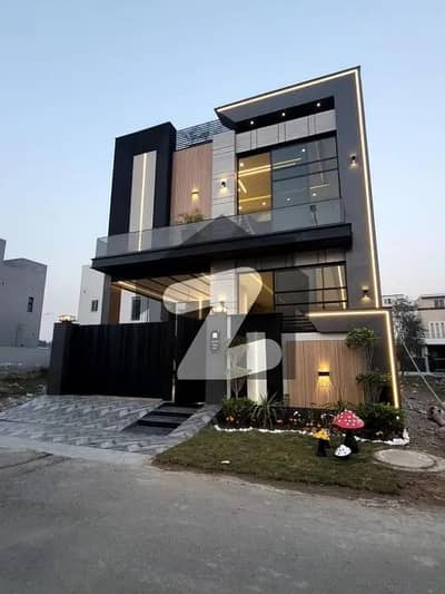 ڈی ایچ اے 9 ٹاؤن ڈیفنس (ڈی ایچ اے),لاہور میں 3 کمروں کا 5 مرلہ مکان 2.5 کروڑ میں برائے فروخت۔