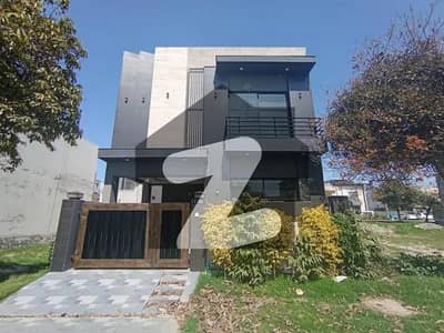 ڈی ایچ اے 9 ٹاؤن ڈیفنس (ڈی ایچ اے),لاہور میں 3 کمروں کا 5 مرلہ مکان 2.0 کروڑ میں برائے فروخت۔