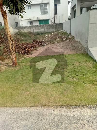 ڈی ایچ اے فیز 7 ڈیفنس (ڈی ایچ اے),لاہور میں 4 مرلہ کمرشل پلاٹ 3.1 کروڑ میں برائے فروخت۔