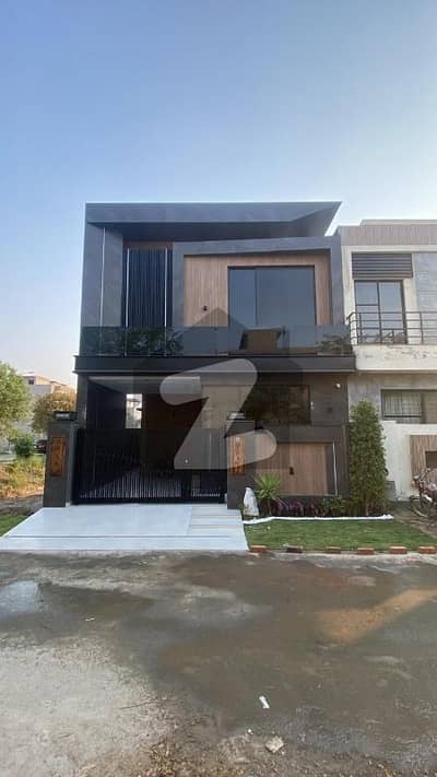 DHA 9TOWN 5Marla modren house  3beds Near park and makit