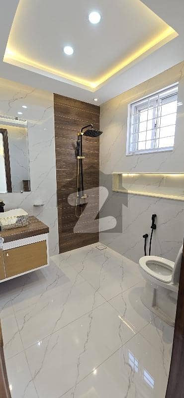 ٹاپ سٹی 1 اسلام آباد میں 5 کمروں کا 10 مرلہ مکان 4.5 کروڑ میں برائے فروخت۔