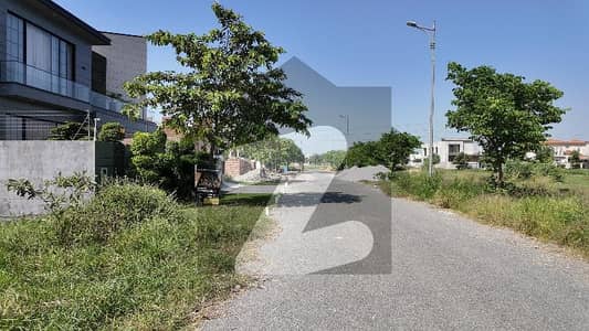 ڈی ایچ اے فیز 7 ڈیفنس (ڈی ایچ اے),لاہور میں 1 کنال رہائشی پلاٹ 3.85 کروڑ میں برائے فروخت۔