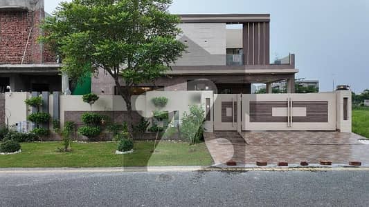 In DHA Phase 7 - Block T 1 Kanal House For Sale