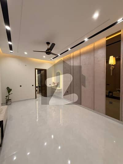 فارمانئیٹس ہاؤسنگ سکیم لاہور میں 6 کمروں کا 10 مرلہ مکان 3.15 کروڑ میں برائے فروخت۔