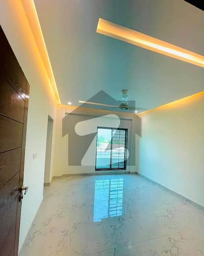 عسکری 10 - سیکٹر ایس عسکری 10,عسکری,لاہور میں 4 کمروں کا 12 مرلہ فلیٹ 4.25 کروڑ میں برائے فروخت۔