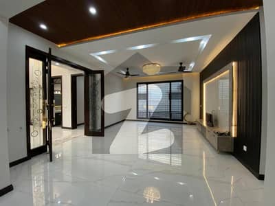 ڈی ایچ اے فیز 8 سابقہ ​​پارک ویو ڈی ایچ اے فیز 8,ڈی ایچ اے ڈیفینس,لاہور میں 5 کمروں کا 1 کنال مکان 2.5 لاکھ میں کرایہ پر دستیاب ہے۔