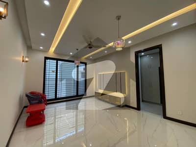 ڈی ایچ اے فیز 8 سابقہ ​​پارک ویو ڈی ایچ اے فیز 8,ڈی ایچ اے ڈیفینس,لاہور میں 5 کمروں کا 1 کنال مکان 2.6 لاکھ میں کرایہ پر دستیاب ہے۔