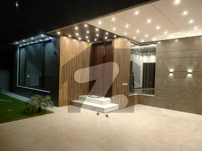 1 KANAL DESIGNER HOUSE FOR RENT NEAR PARK IN PHASE 7
