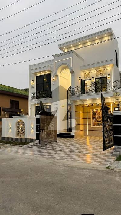 سینٹرل پارک ہاؤسنگ سکیم لاہور میں 5 کمروں کا 10 مرلہ مکان 4.25 کروڑ میں برائے فروخت۔