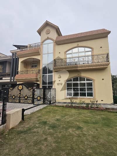 12 marla House for sale with lown