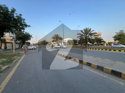 ڈی ایچ اے فیز 7 - بلاک آر فیز 7,ڈیفنس (ڈی ایچ اے),لاہور میں 1 کنال رہائشی پلاٹ 4.8 کروڑ میں برائے فروخت۔