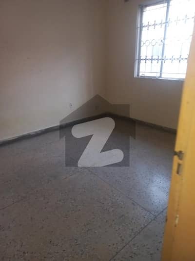 G10 UPPER PORTION FOR RENT PRIME LOCATION NEAR MARKET