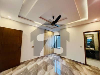 ایل ڈی اے ایوینیو لاہور میں 4 کمروں کا 10 مرلہ مکان 65.0 ہزار میں کرایہ پر دستیاب ہے۔