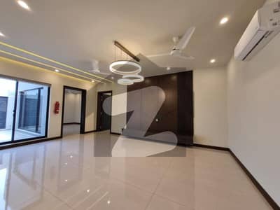 بحریہ ٹاؤن لاہور میں 5 کمروں کا 10 مرلہ مکان 1.5 لاکھ میں کرایہ پر دستیاب ہے۔