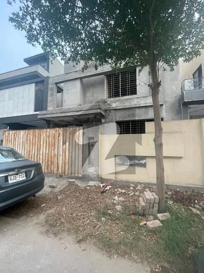 لیک سٹی رائیونڈ روڈ,لاہور میں 5 کمروں کا 10 مرلہ مکان 3.45 کروڑ میں برائے فروخت۔ لیک سٹی رائیونڈ روڈ,لاہور میں 5 کمروں کا 10 مرلہ مکان 3.45 کروڑ میں برائے فروخت۔