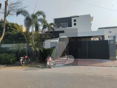 ڈی ایچ اے فیز 4 ڈیفنس (ڈی ایچ اے),لاہور میں 5 کمروں کا 1 کنال مکان 7.9 کروڑ میں برائے فروخت۔