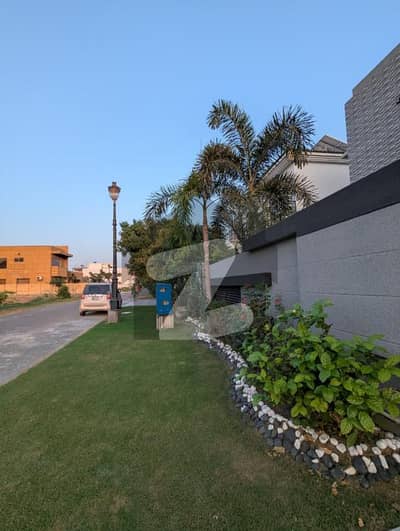 لیک سٹی ۔ سیکٹر ایم ۔ 3 لیک سٹی,رائیونڈ روڈ,لاہور میں 7 کمروں کا 1 کنال مکان 7.45 کروڑ میں برائے فروخت۔