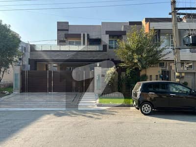 ویلینشیاء ہاؤسنگ سوسائٹی لاہور میں 5 کمروں کا 15 مرلہ مکان 6.5 کروڑ میں برائے فروخت۔