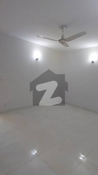 عسکری 11 ۔ سیکٹر بی عسکری 11,عسکری,لاہور میں 3 کمروں کا 11 مرلہ فلیٹ 3.3 کروڑ میں برائے فروخت۔