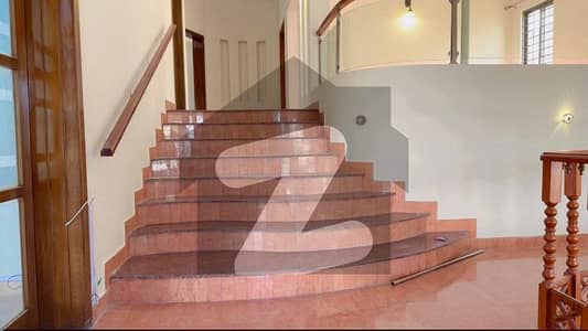 ڈی ایچ اے ڈیفینس فیز 2 ڈی ایچ اے ڈیفینس,اسلام آباد میں 6 کمروں کا 1 کنال مکان 9.5 کروڑ میں برائے فروخت۔