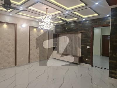 پی سی ایس آئی آر ہاؤسنگ سکیم فیز 2 پی سی ایس آئی آر ہاؤسنگ سکیم,لاہور میں 5 کمروں کا 10 مرلہ مکان 4.25 کروڑ میں برائے فروخت۔