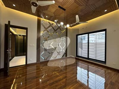 بحریہ ٹاؤن سیکٹر سی بحریہ ٹاؤن,لاہور میں 6 کمروں کا 1 کنال مکان 7.25 کروڑ میں برائے فروخت۔