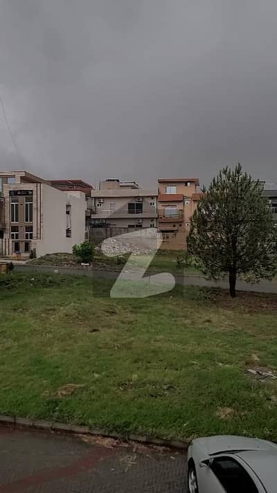 10 Marla Top of the Line main boulevard Level and Gauranteed Solid Land Plot for sale. Rs 2.10 Cr. (21 Million) Negotiable.