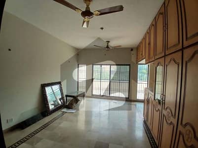 10 MARLA VERY BEAUTIFUL BUNGALOW AVAILABLE FOR RENT