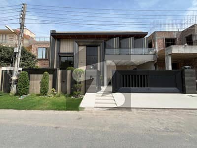 واپڈا ٹاؤن فیز 2 واپڈا ٹاؤن,ملتان میں 6 کمروں کا 1 کنال مکان 7.7 کروڑ میں برائے فروخت۔