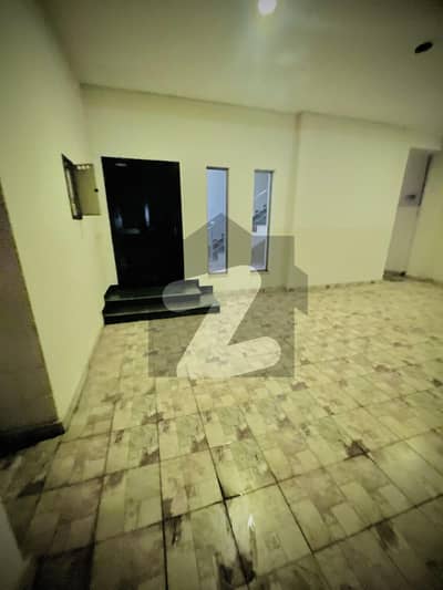 عسکری 10 - سیکٹر ایف عسکری 10,عسکری,لاہور میں 4 کمروں کا 17 مرلہ مکان 2.5 لاکھ میں کرایہ پر دستیاب ہے۔